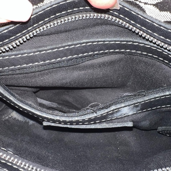 This Coach Signature hobo bag is the perfect accessory for any casual occasion. - Picture 7 of 8